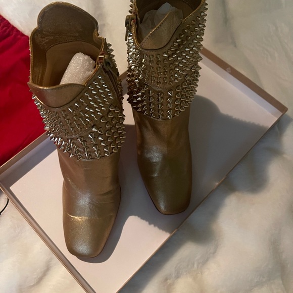 Authentic Christian Louboutin boot with 2 sets of heel replace - Picture 4 of 7
